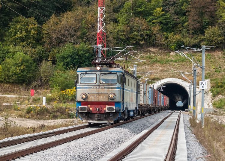 Sindicaliștii trag un semnal de alarmă: „Trenurile marfare au ajuns să circule cu 17 kilometri pe oră, din lipsa infrastructurilor și a investițiilor”