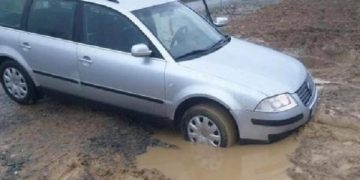 Din ţara „primarului născut pentru a fi primar”. Ulițele din Tulghieș sunt adevărate capcane pentru șoferi. Două mașini avariate astăzi dimineață – video