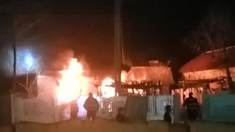 O fetiță de doar opt ani a murit după ce s-a întors în casa cuprinsă de flăcări pentru a-și lua tableta