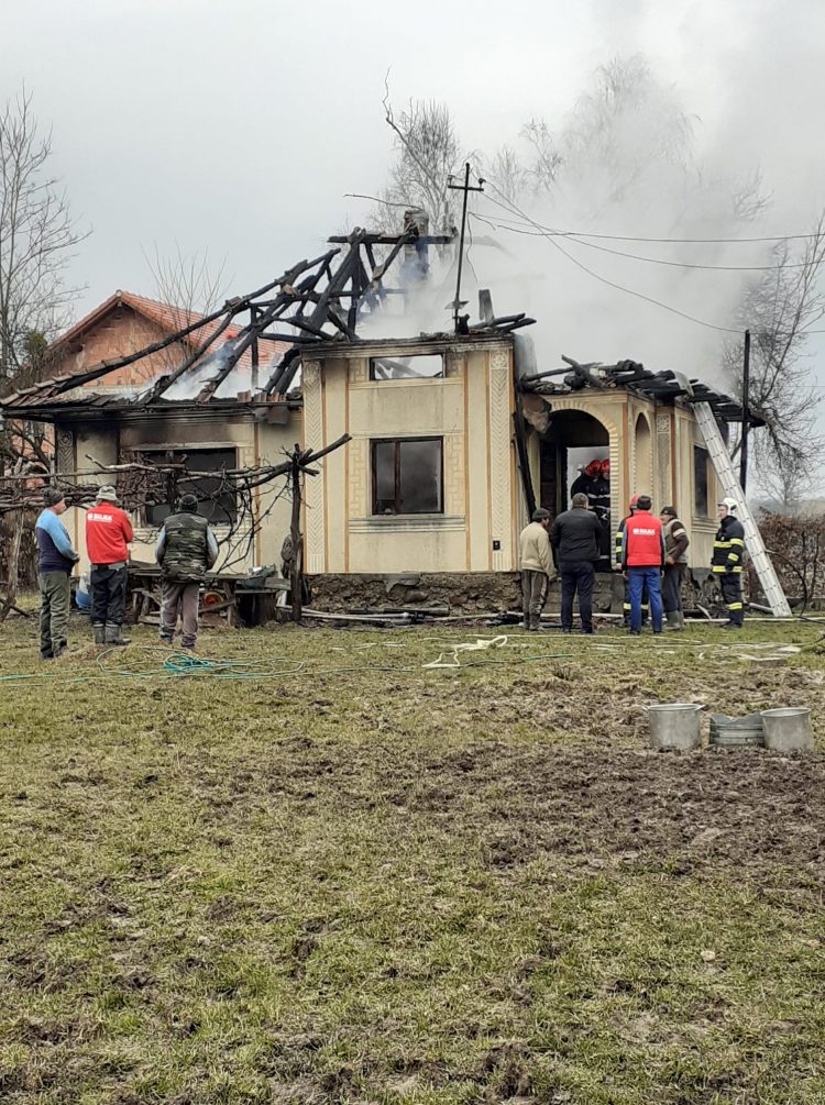 Mobilizare generală pentru un domn din Berința, căruia i-a ars casa