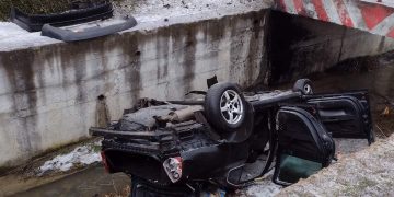 Accident demn de filme în Vălenii Lăpușului! Un șofer de 19 ani, beat la volan, s-a răsturnat în pârâu, după ce era urmărit de un echipaj al poliției