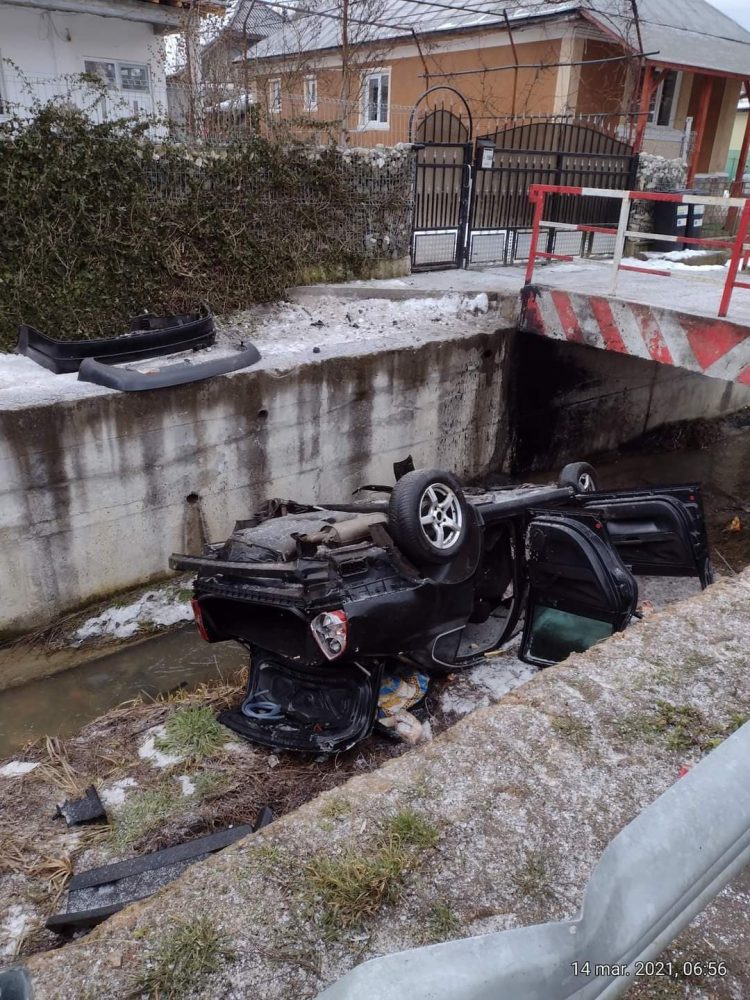 Accident demn de filme în Vălenii Lăpușului! Un șofer de 19 ani, beat la volan, s-a răsturnat în pârâu, după ce era urmărit de un echipaj al poliției