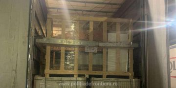 46 de cetățeni străini, ascunși într-un camion, depistati de polițiștii de frontieră de la PTF Borș II