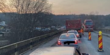 Aglomerație la podul din Ardusat. Semafoarele și-au pierdut sincronizarea