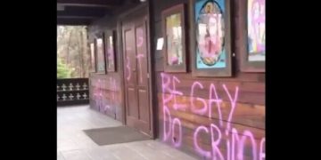 Biserică vandalizată cu vopsea roz de susținătorii LGBT