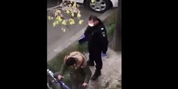 Jandarm filmat când loveşte cu piciorul un copil