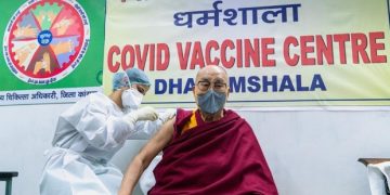 Dalai Lama, liderul spiritual tibetan, a fost vaccinat în India cu serul AstraZeneca