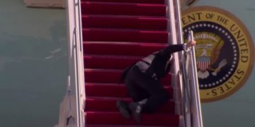 Joe Biden s-a împiedicat și a căzut în timp ce urca în avionul Air Force One
