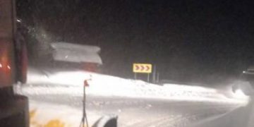 NINGE FĂRĂ ÎNCETARE: TRAFIC PARALIZAT ÎN PASUL PRISLOP, ÎNTRE MARAMUREŞ ŞI SUCEAVA