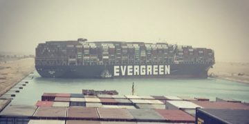 Canalul Suez ar putea fi deblocat sâmbătă. Sute de nave sunt blocate în prezent