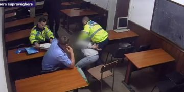 Polițiștii români filmați în timp ce lovesc și strâng de gât un bărbat încătușat