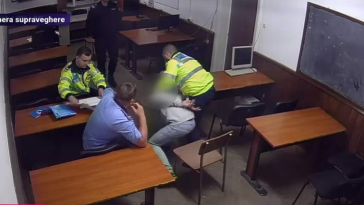Polițiștii români filmați în timp ce lovesc și strâng de gât un bărbat încătușat