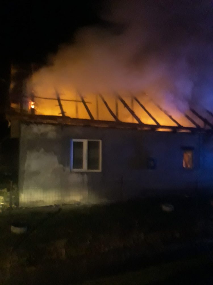 DE ULTIMĂ ORĂ: Incendiu violent în Dumbrăvița! Acoperișul unei case arde ca o torță – Foto