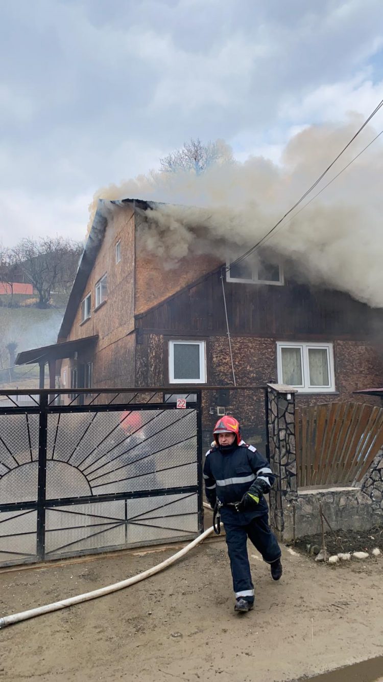 Incendiu în Sighetu Marmației! Acoperișul unei case arde ca o torță