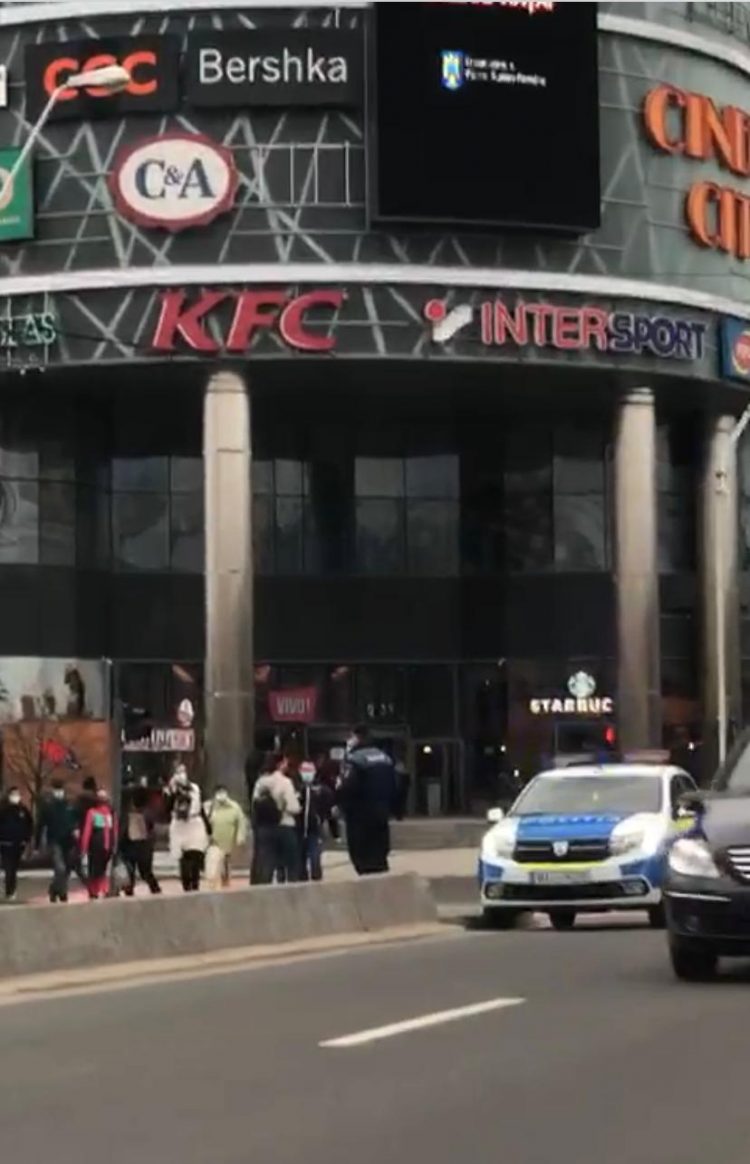 Exces de zel al unui echipaj de poliție. Au blocat o bandă pe cel mai circulat bulevard din Baia Mare – VIDEO