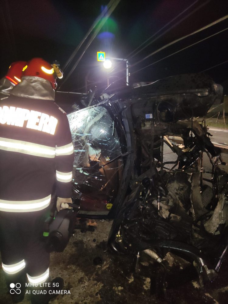 Imagini cumplite de la accidentul din Berbești. Din păcate pompierii nu au mai putut face nimic – FOTO