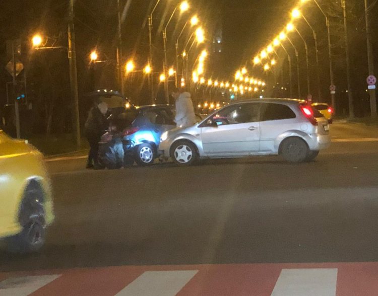 BREAKING NEWS | Impact violent între două autoturisme, în fața complexului comercial VIVO
