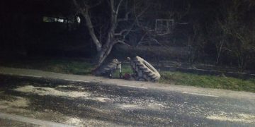„Accident miraculos” – tractor rupt în două în Carbunar