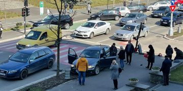 Accident la trecerea de pietoni din faţa Primăriei Baia Mare. Semaforul distrus – FOTO