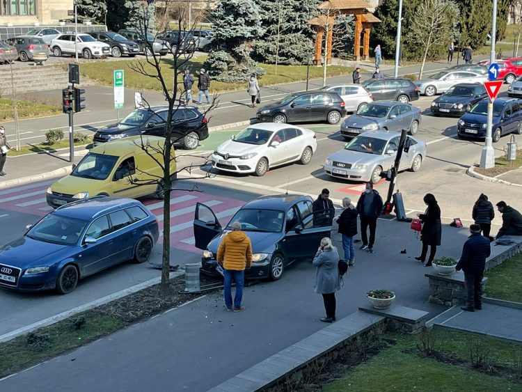 Accident la trecerea de pietoni din faţa Primăriei Baia Mare. Semaforul distrus – FOTO
