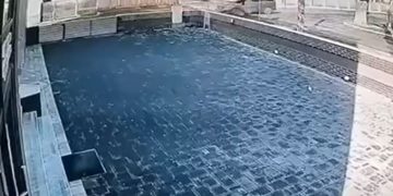 Momentul şocant în care motociclistul de 17 ani este spulberat de un microbuz la Sighetu Marmaţiei – video