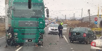 Impact puternic între un TIR şi un autoturism la Buşag – FOTO