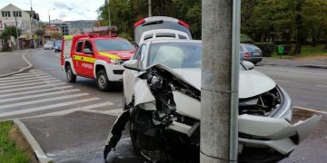 Tragedie la Vișeu de Sus: Un bărbat de 66 de ani și-a pierdut viața, după ce a intrat violent cu mașina într-un stâlp de electricitate