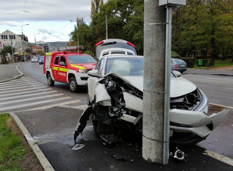 Tragedie la Vișeu de Sus: Un bărbat de 66 de ani și-a pierdut viața, după ce a intrat violent cu mașina într-un stâlp de electricitate