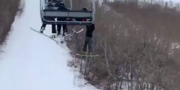 Un băiat a alunecat din telescaun, dar a rezistat eroic, atârnat, până la sosire