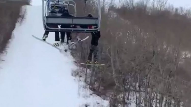 Un băiat a alunecat din telescaun, dar a rezistat eroic, atârnat, până la sosire