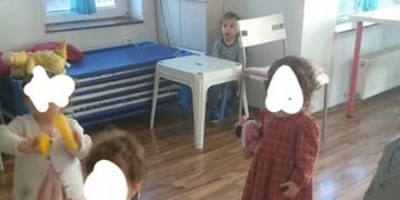 Băiețel de 2 ani izolat de restul copiilor, în timpului programului de grădiniță! Replica educatoarei: „Nu am avut de ales”