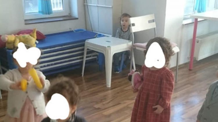 Băiețel de 2 ani izolat de restul copiilor, în timpului programului de grădiniță! Replica educatoarei: „Nu am avut de ales”