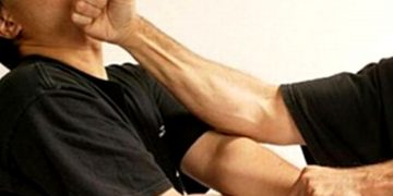 Tânăr de 17 ani bătut de un controlor fals, în tramvai