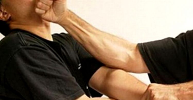 Tânăr de 17 ani bătut de un controlor fals, în tramvai