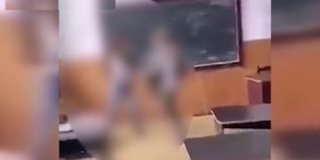 Pumni şi picioare între două eleve în sala de clasă. Bătaia cruntă, filmată de colegii lor