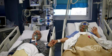 Doi bătrânei internați în spital cu coronavirus i-au rugat pe medici să-i lase să-și atingă mâinile măcar pentru o clipă