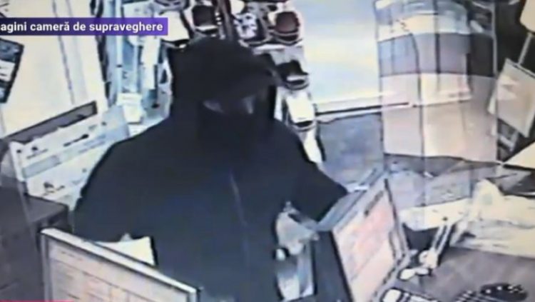 Un student la medicină a fost arestat după ce a furat banii din farmacii