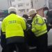 Brutalitatea Poliției Locale: O femeie a fost băgată cu forța în autospecială, în timp ce îi implora pe cetățeni să o salveze