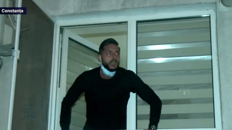 Un bărbat al cărui tată a murit de COVID, huiduit de protestatari când i-a certat că au ieșit în stradă