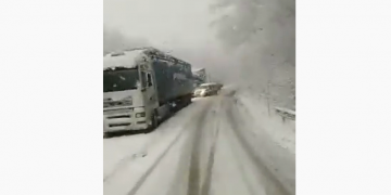 Iarnă în mijloc de martie în Maramureş! Şoferi, atenţie cum circulaţi! Pasul Huta – Certeze blocat