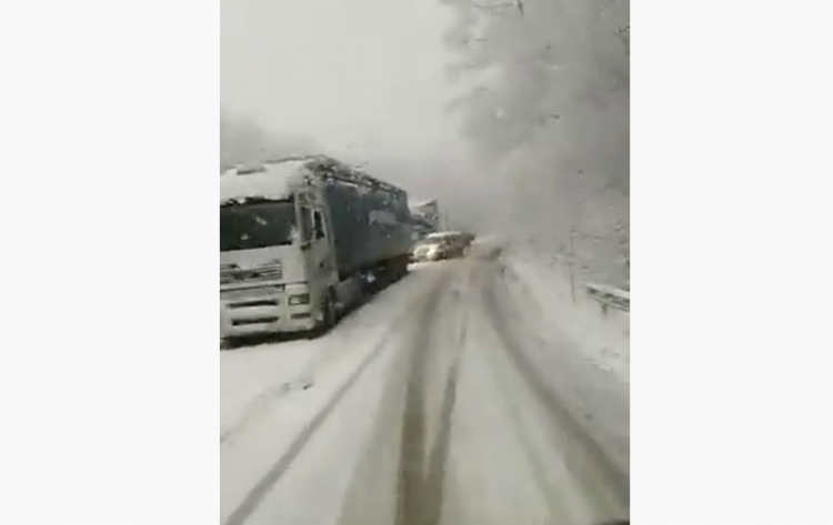 Iarnă în mijloc de martie în Maramureş! Şoferi, atenţie cum circulaţi! Pasul Huta – Certeze blocat