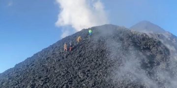 Mai mulți alpiniști ruși s-au cățărat pe un vulcan activ și au prăjit cârnați pe marginea craterului