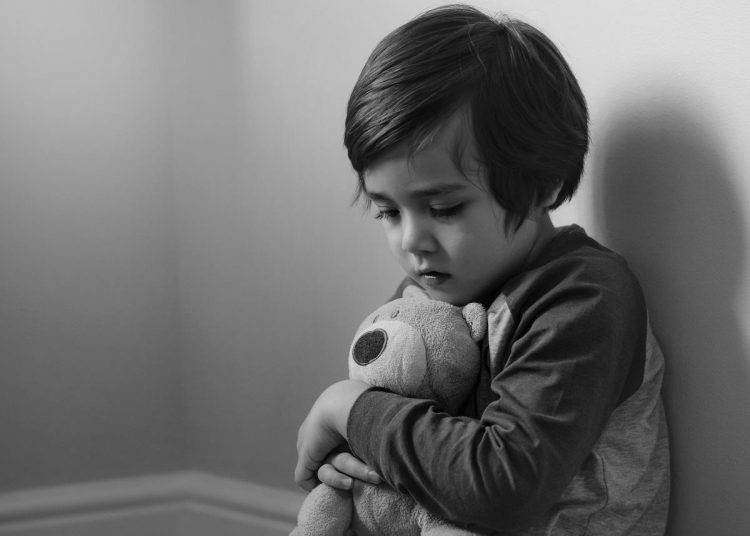 Băieţel de 5 ani, bătut până la moarte de bonă