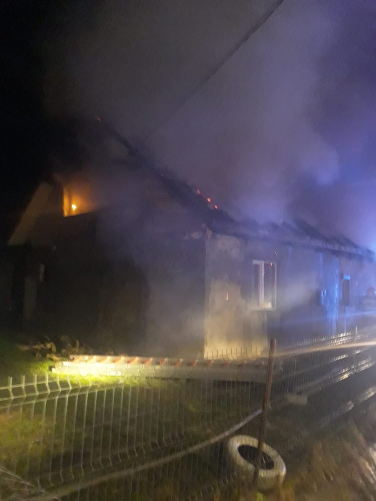 Pagube însemnate la Dumbrăviţa, după ce o casă a luat foc – foto