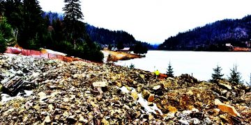 80 de case de vacanţă din Colibiţa au rămas izolate, după ce drumul de acces a fost blocat de un om de afaceri