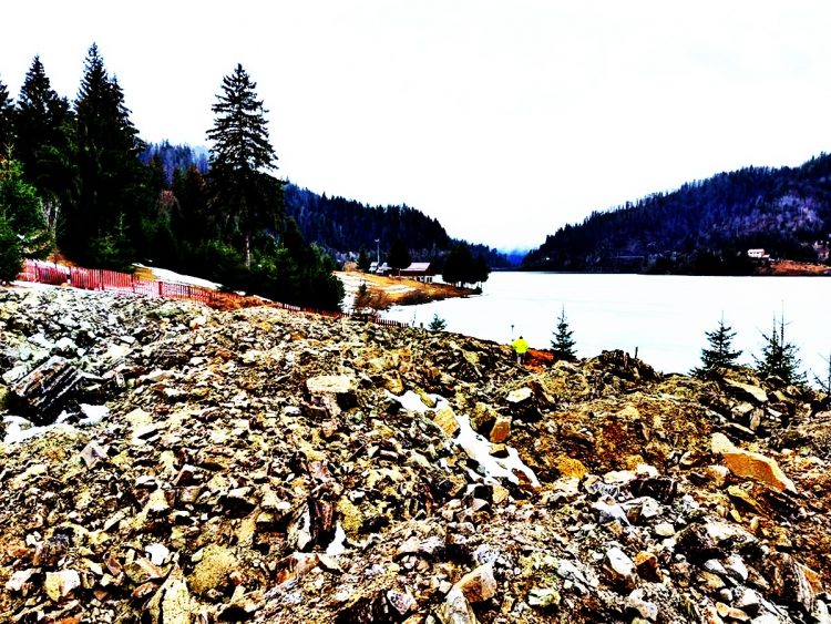 80 de case de vacanţă din Colibiţa au rămas izolate, după ce drumul de acces a fost blocat de un om de afaceri