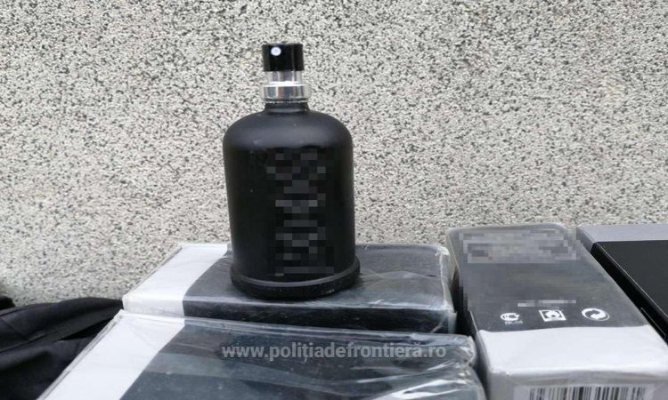 Parfumuri contrafăcute, depistate de poliţiştii de frontieră