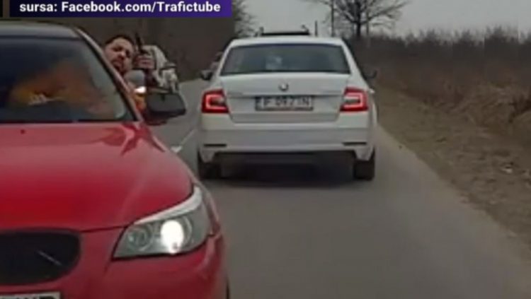 Șofer blocat în trafic și amenințat cu pistolul de un tânăr de 22 de ani. De la ce a pornit totul