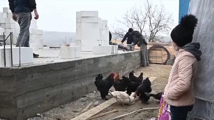 În timp ce alţii ridică biserici, preotul Dan Damaschin a început construcţia unei clinici în care mamele să fie tratate gratis