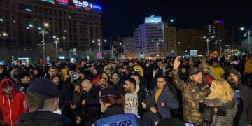Val de proteste nocturne în marile oraşe ale ţării, din cauza restricţiilor care au intrat în vigoare duminică seara